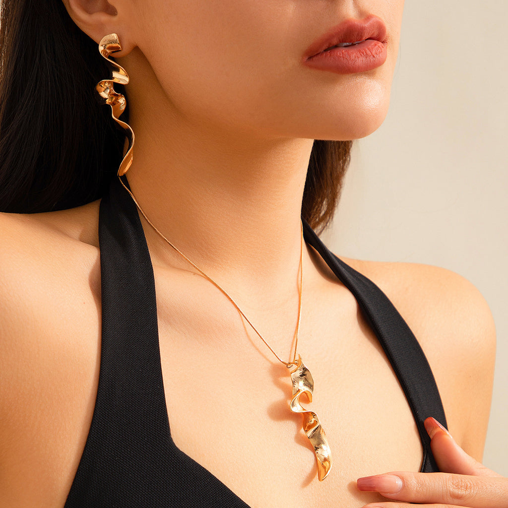 Cold Wind Geometric Twist Design Necklace Spiral Liquid Metal Necklace