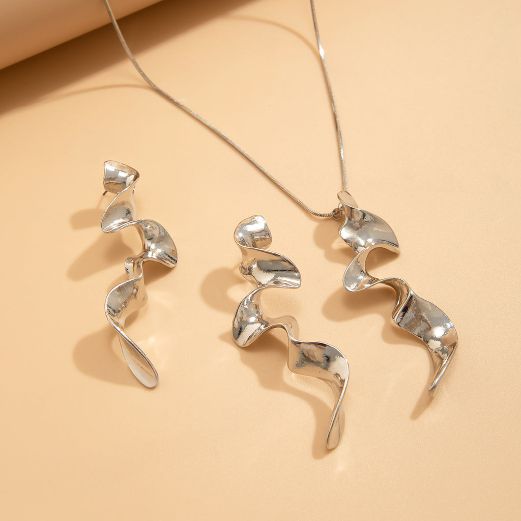 Cold Wind Geometric Twist Design Necklace Spiral Liquid Metal Necklace