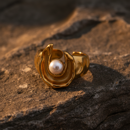 Anel Dourado Still Life