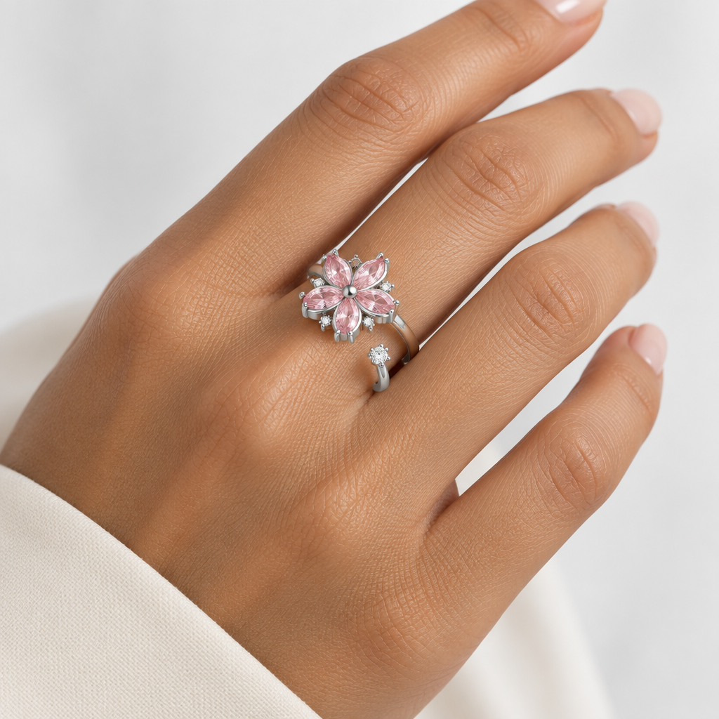 Anel floral rosa usado numa mão elegante