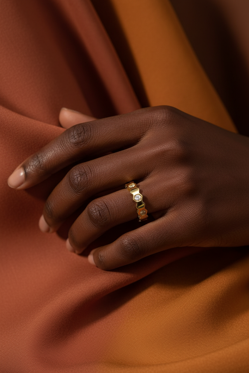 Anel Honeycomb Dourado — Modelo Negra