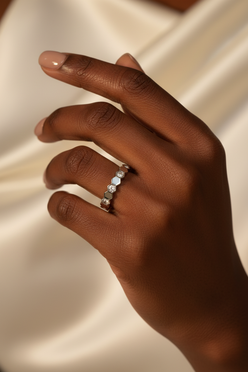 Anel Honeycomb Prateado — Modelo Negra