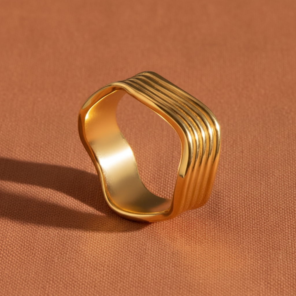 Anel Ondas Gold v2 — flat lay