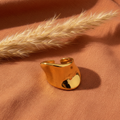 Anel Orgânico Gold — flat lay