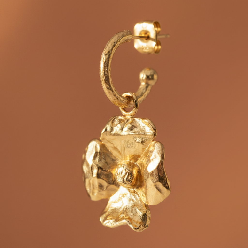 Brincos Flor Gold — macro detalhe