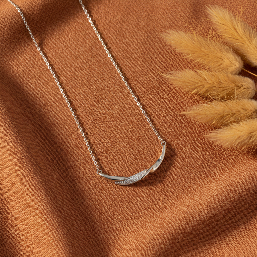 Colar Barra Curva Prata — flat lay