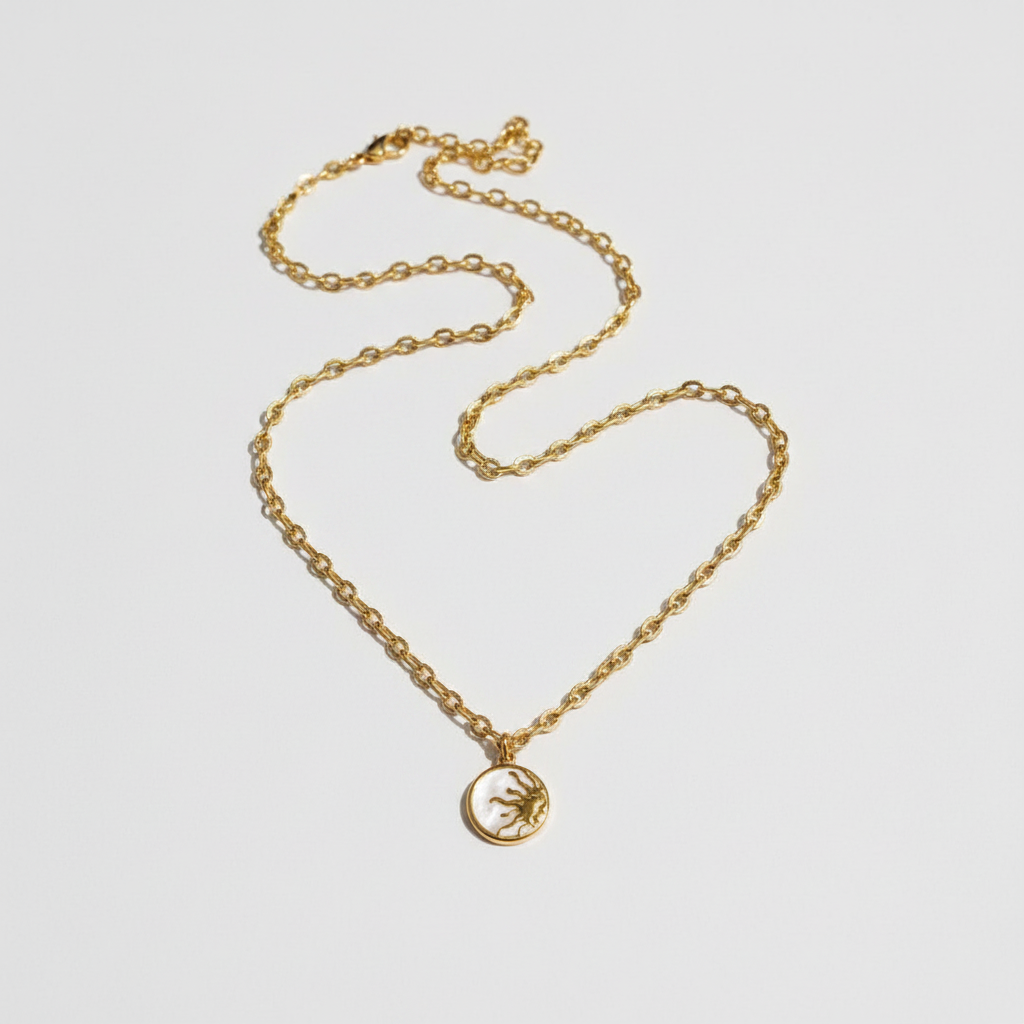 Colar Moon flat lay