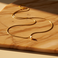 Colar Snake Dourado com Pérola — Éclat Raffiné