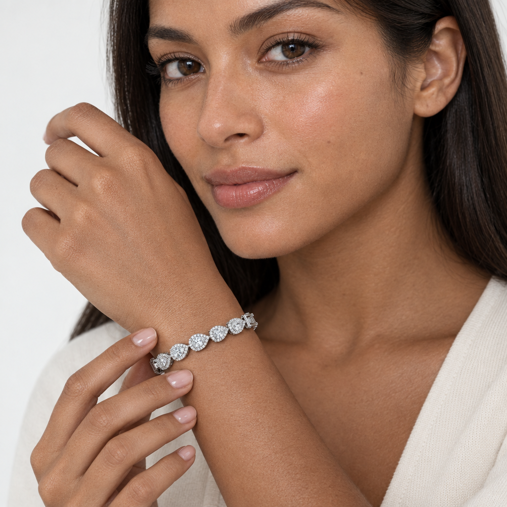 Composição editorial da mesma modelo a tocar na pulseira