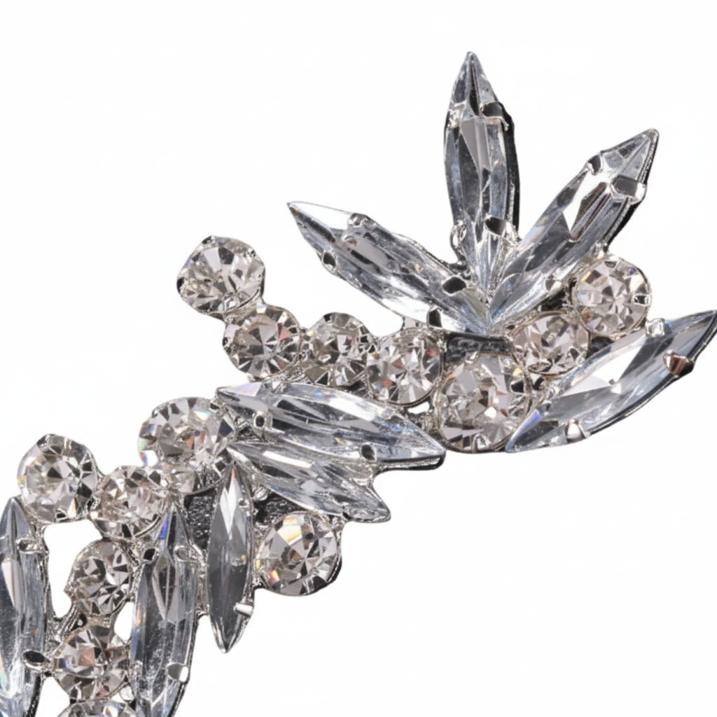 Ear Cuff Cristais — close-up