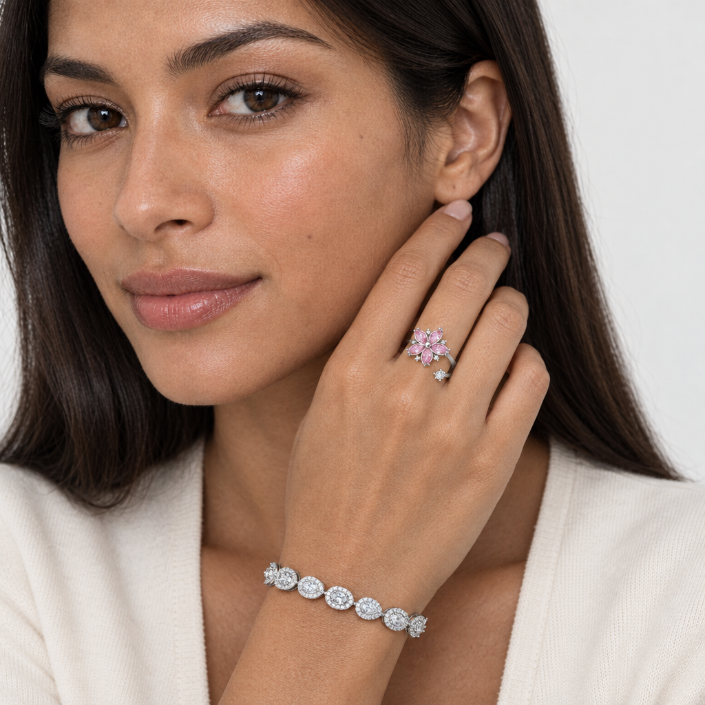 Modelo a combinar a Pulseira Éclat Raffiné com o Anel Rosée