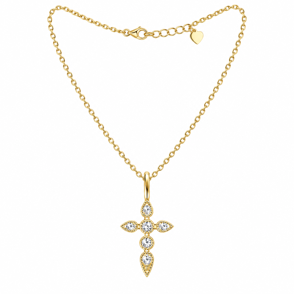 Colar dourado com pendente de cruz e pedras transparentes sobre fundo branco