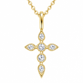 Close-up do pendente de cruz dourado com pedras transparentes