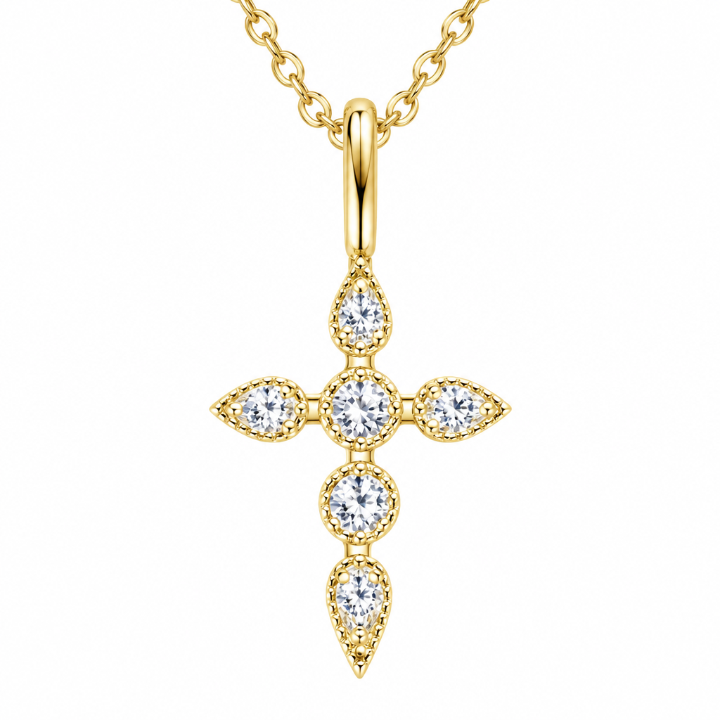 Close-up do pendente de cruz dourado com pedras transparentes