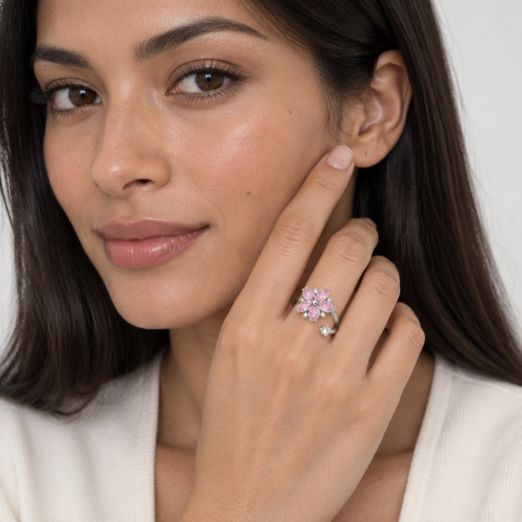 Modelo com o anel floral rosa em destaque