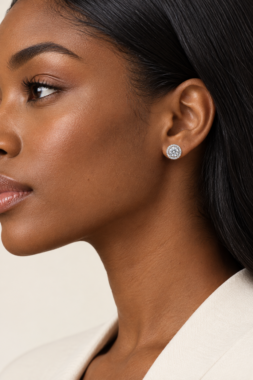 Perfil em close-up com foco no brinco