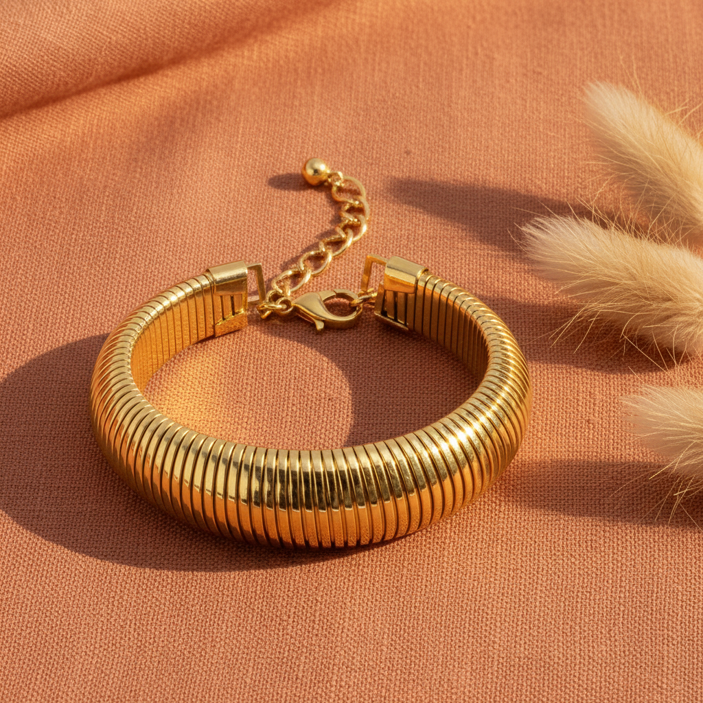 Pulseira Omega Gold — flat lay