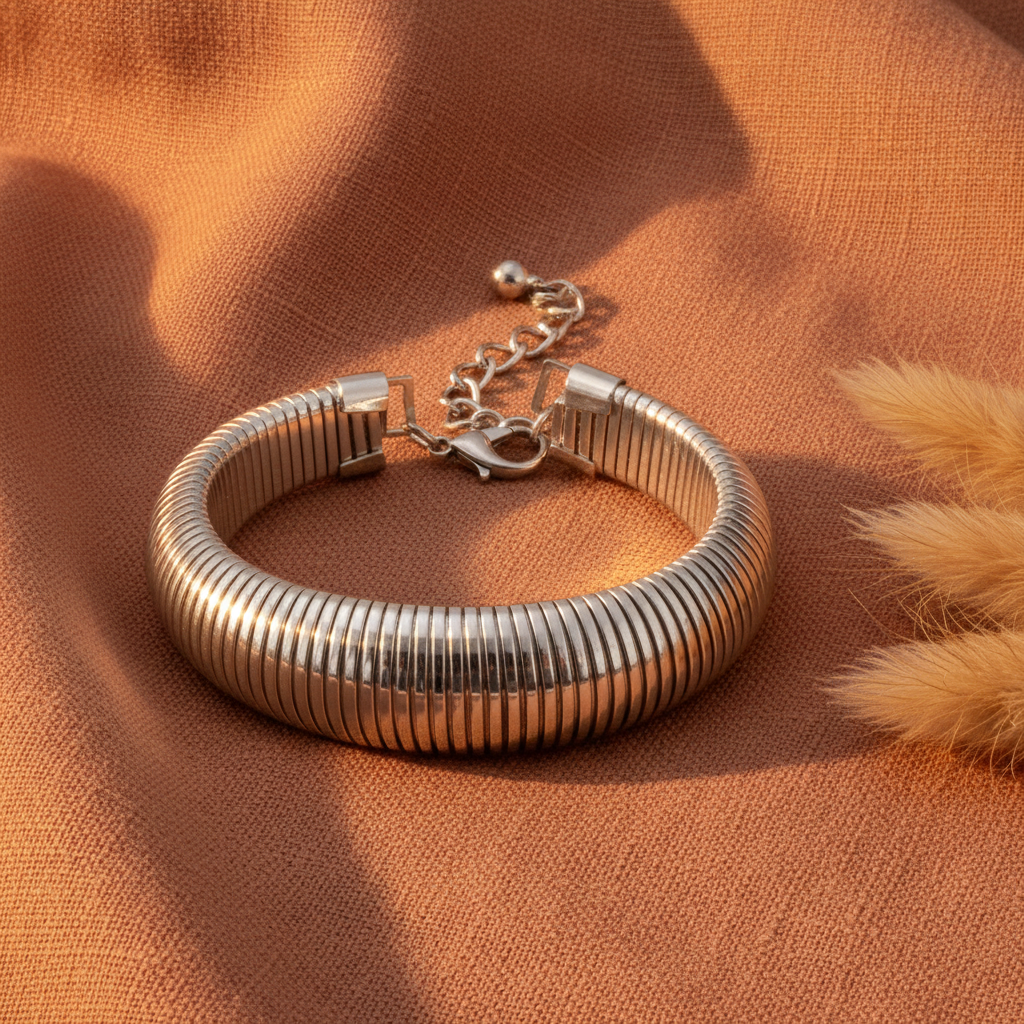 Pulseira Omega Prata — flat lay