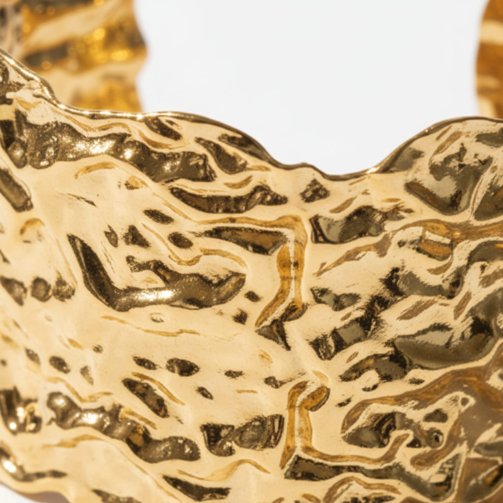Pulseira Terrain Dorée — close-up branco vazio